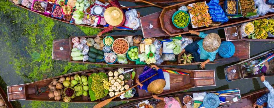 Un marché flottant en Thaïlande.