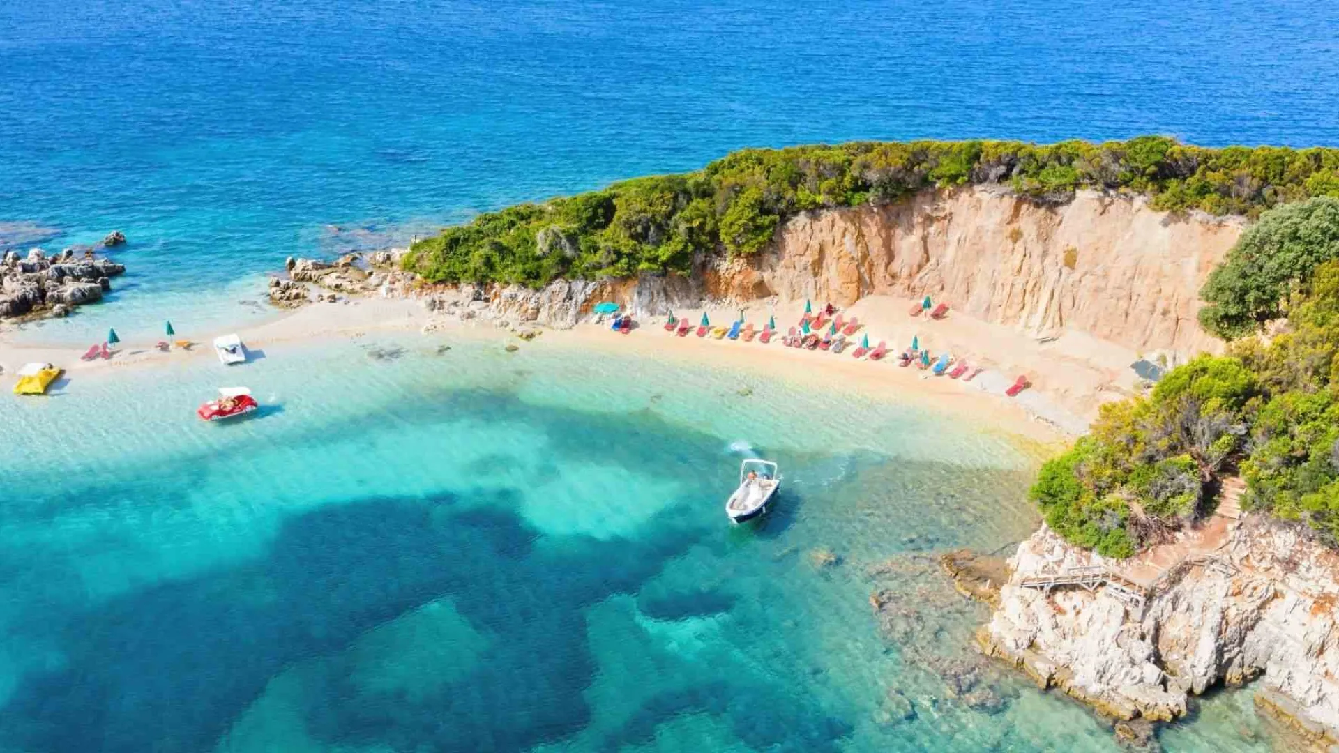 Plages de Ksamil et les quatre îles dans la mer Ionienne, sur la côte sud de l’Albanie