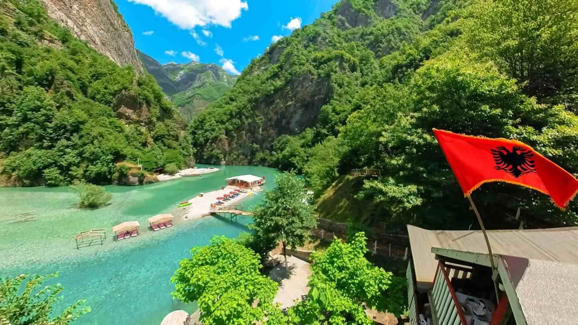 Vue de la rivière Shala dans les Alpes albanaises avec eaux turquoise et montagnes