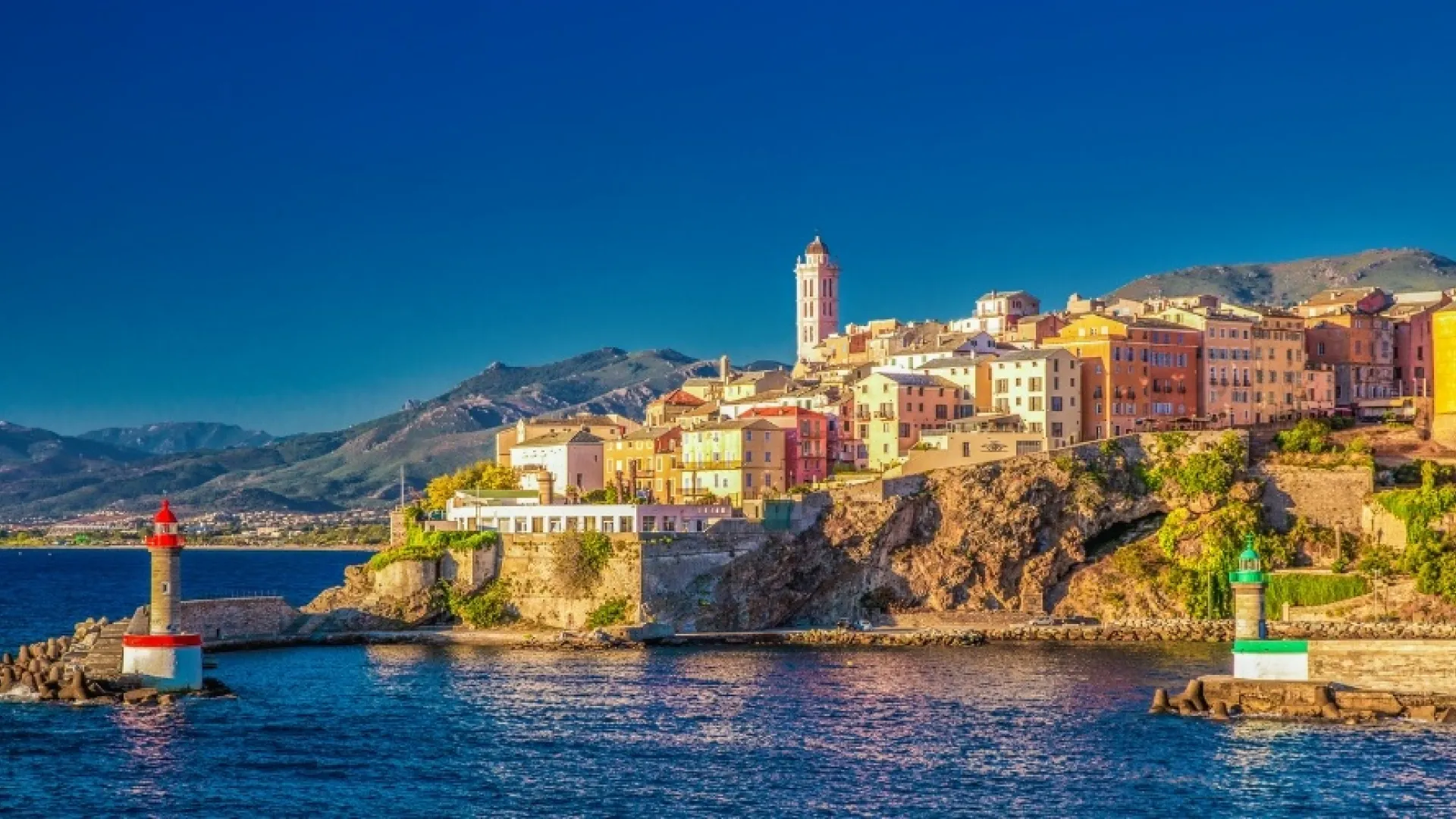 Vue de Bastia, de son port et de son phare, en Corse