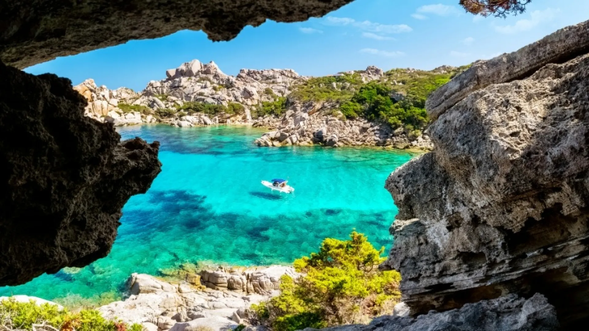 Une plage magnifique en Sardaigne avec eaux turquoise.