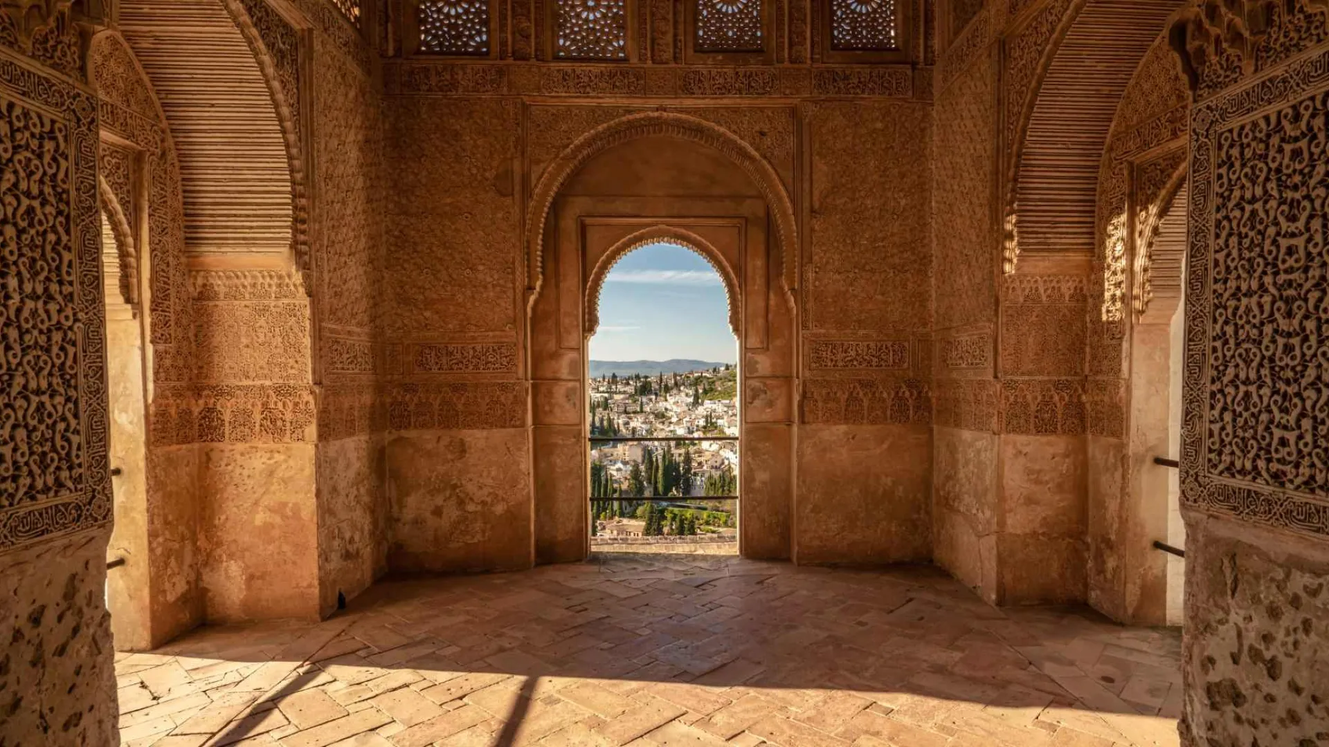Vue sur le quartier de l’Albaicín depuis une salle de l’Alhambra à Grenade en Andalousie