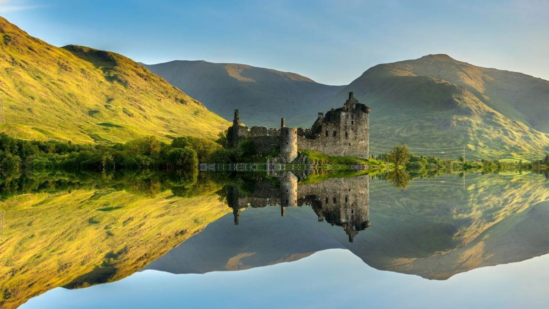 Vue sur le château de Kilchurn et le lac Awe en Ecosse