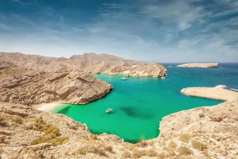 La côte d'Oman abrite des criques sauvages et paradisiaques.