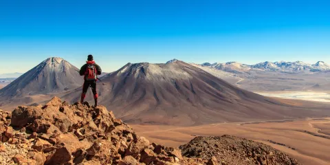 Un randonneur dans le désert d'Atacama au Chili