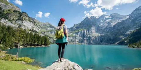 Randonneuse près du lac d’Oeschinen lors d’une randonnée en Suisse