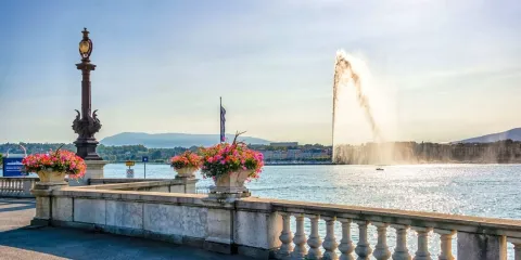 Bord du lac Léman à Genève avec le Jet d’Eau et la ville en arrière-plan