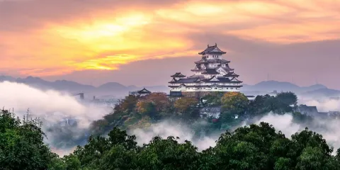 Château de Himeji, surnommé le Château du Héron Blanc, monument historique du Kansai au Japon
