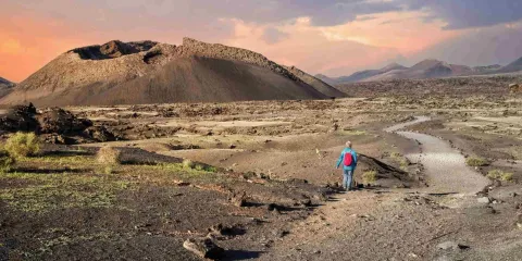 Le volcan El Cuervo et le paysage volcanique du parc national de Timanfaya à Lanzarote