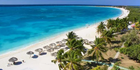 Plage paradisiaque à Cuba avec sable blanc et eaux turquoise cristallines"