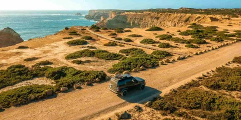 Une voiture sur un route de l'Algarve au Portugal.