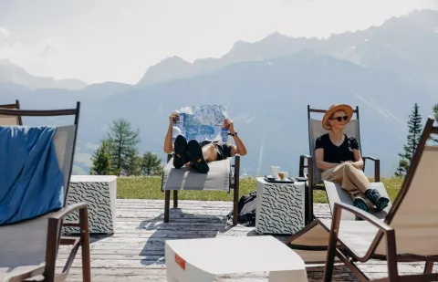 Visiteurs se relaxant sur une terrasse panoramique à Col Druscié au-dessus de Cortina d’Ampezzo dans les Dolomites