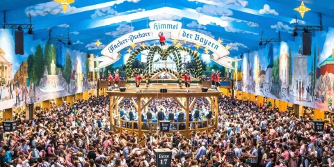 La tente Hacker-Pschorr à l’Oktoberfest de Munich remplie de visiteurs venus profiter de la fête de la bière