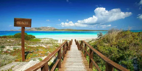 Plage de La Pelosa à Stintino en Sardaigne avec sable blanc et eau turquoise cristalline