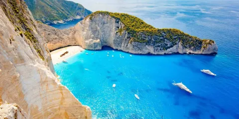 Vue de la plage de Navagio à Zakynthos avec ses falaises calcaires et son eau turquoise en Grèce