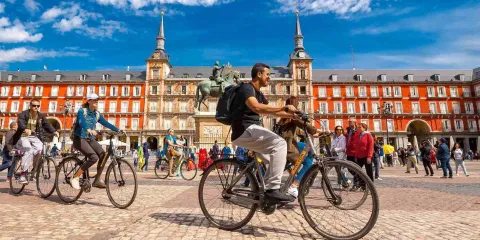 Plaza Mayor à Madrid avec des touristes à vélo sur la place historique du centre-ville