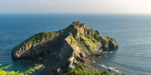 an Juan de Gaztelugatxe au Pays basque espagnol avec son escalier sur l’océan Atlantique