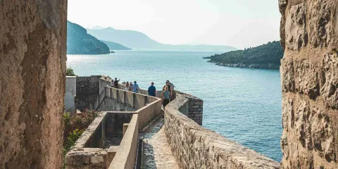 Remparts de Dubrovnik et chemin de ronde dominant la vieille ville et la mer Adriatique