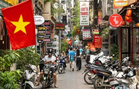 Scène de vie quotidienne à Hanoï au Vietnam, aperçu de l’ambiance avant de visiter la ville