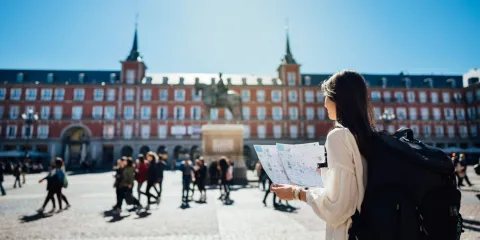 Voyageuse lisant une carte sur la Plaza Mayor à Madrid en Espagne