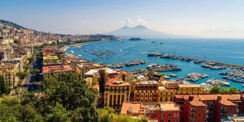 Vue panoramique de Naples et de la baie de Naples avec le Vésuve en arrière-plan, Italie