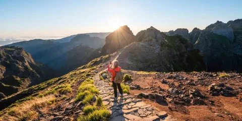 Une randonneuse au Pico do Arieiro, l'une des plus belles randonnées de Madère.