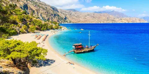 Plage d’Apella sur l’île de Karpathos parmi les plus belles îles grecques peu fréquentées