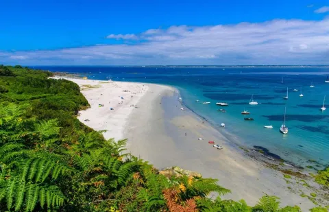 La plage des Grands Sables sur l’île de Groix est surnommée "la plage de Tahiti"