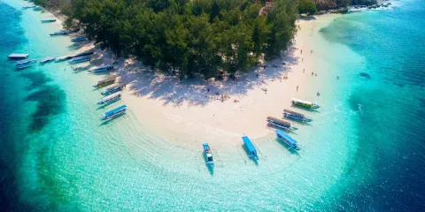 Vue aérienne d’une plage paradisiaque aux eaux turquoise en Indonésie