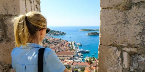 Vue panoramique sur la côte croate et la mer Adriatique depuis la forteresse de Hvar en Croatie
