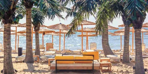 Plage aménagée sur la côte de la mer Noire en Bulgarie