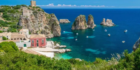 Les Faraglioni de Scopello, à l'entrée de la réserve naturelle du Zingaro, offrent l'un des plus beaux paysages du littoral sicilien.