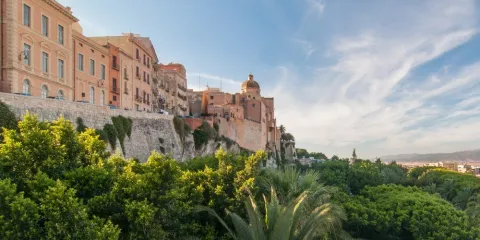 Vue du quartier historique et les remparts du Castello à Cagliari en Sardaigne