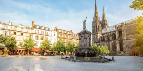 Place de la Victoire et cathédrale Notre-Dame-de-l'Assomption dans le centre historique de Clermont-Ferrand