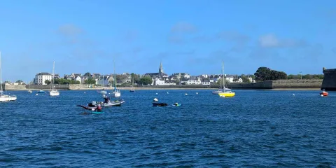 Vue de la rade de Lorient avec voiliers et front de mer dans le Morbihan