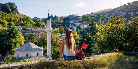 Voyageuse admirant la vieille ville de Gjirokastër en Albanie