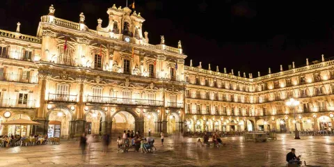 Plaza Mayor de Salamanque illuminée de nuit dans le centre historique de la ville