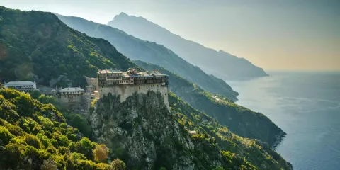 Vue panoramique du mont Athos, l'un des sites emblématiques de la Chalcidique, dans le nord de la Grèce