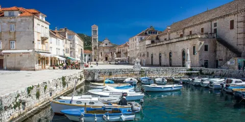 Vue sur le port, la place Saint-Étienne et la cathédrale de la ville de Hvar, en Croatie.