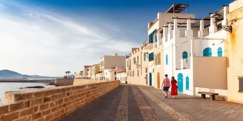 Promenade sur les remparts du centre historique d'Alghero en Sardaigne avec vue sur la mer Méditerranée