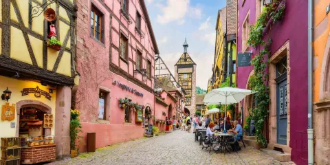 Rue du village de Riquewihr, l'un des plus beaux villages d'Alsace