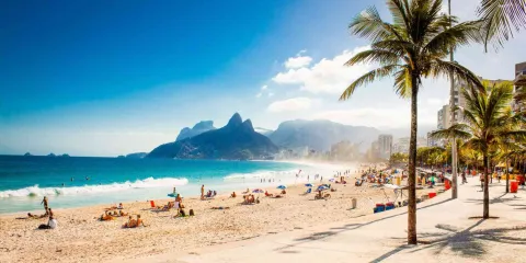 Vue panoramique de la plage d'Ipanema à Rio de Janeiro, l'une des plus belles plages du Brésil
