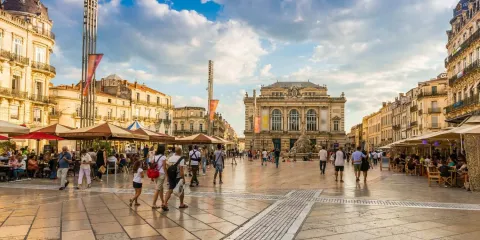 Place de la Comédie à Montpellier avec l'Opéra Comédie, la fontaine des Trois Grâces et les terrasses animées.