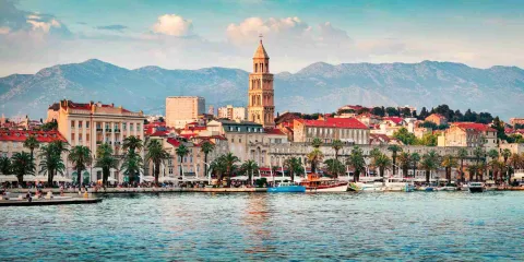 Vue panoramique de Split en Croatie avec le front de mer, le clocher de la cathédrale Saint-Domnius et les montagnes en arrière-plan