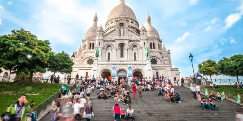 Basilique du Sacré-Cœur et visiteurs à Montmartre, une activité gratuite à Paris