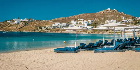 Plage de sable aux eaux turquoise à Mykonos, dans les Cyclades