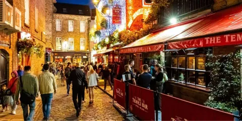 Rue animée de Temple Bar à Dublin en soirée