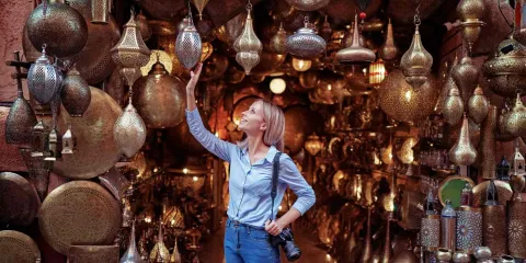 Voyageuse dans les souks de Marrakech lors de son séjour au Maroc