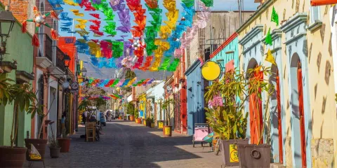 Rue colorée du centre historique d’Oaxaca au Mexique, décorée de papel picado