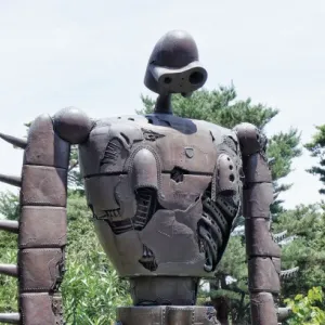 Robot géant du film Le Chateau dans le ciel au parc Ghibli
